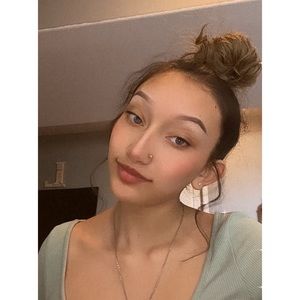 Meet your Posher, Daniela